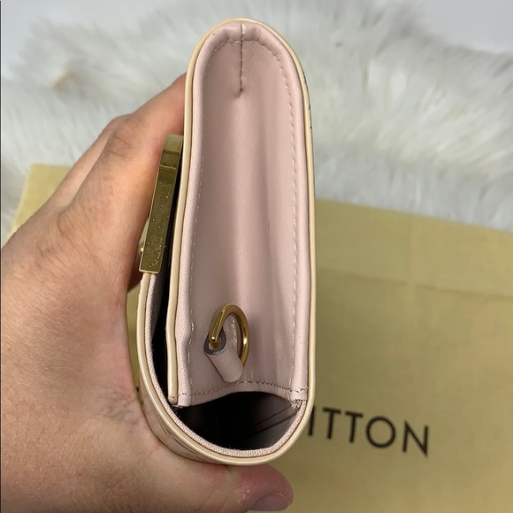 Authentic Louis Vuitton Rossmore MM Vernis Rose - Picture 13 of 15